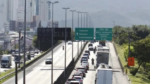 Véspera do feriado deve ter até 30% mais carros nas rodovias federais de SC, estima PRF