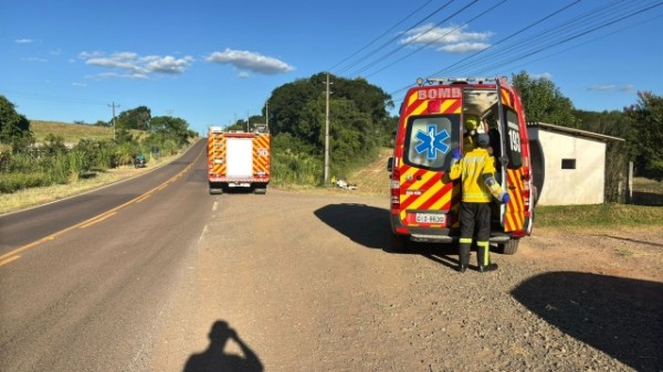 Saída de pista seguida de capotamento deixa dois jovens feridos na SC-492