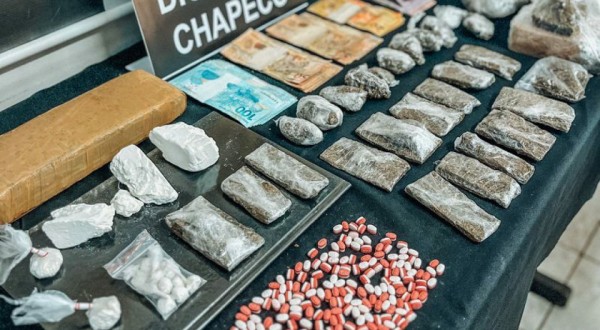 Polícia descobre esquema de tele-entrega de drogas e casal é preso