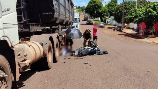 Adolescente foge de abordagem policial pilotando motocicleta e se envolve em acidente