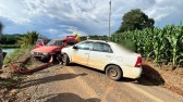 Mulher fica ferida em colisão frontal entre carros no interior