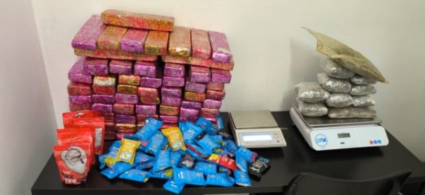 Moto com peso incomum chama atenção e PRF apreende 59 kg de drogas