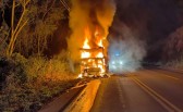 Carreta é destruída por incêndio na SC-157