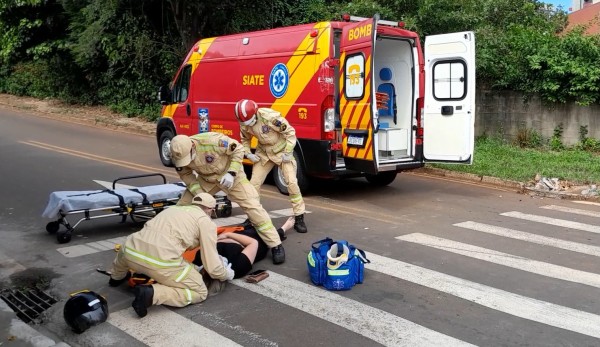 Mulher fica ferida em colisão envolvendo moto e caminhonete