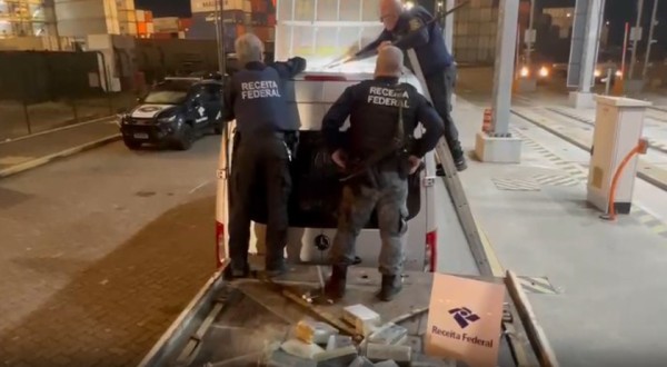 Receita Federal apreende 327 kg de cocaína em compartimento falso de van
