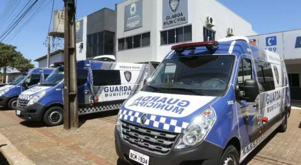 Criança de 6 anos é deixada sozinha em carro de aplicativo e vai para abrigo no Paraná