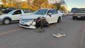 Carro invade pista contrária e atinge dois carros