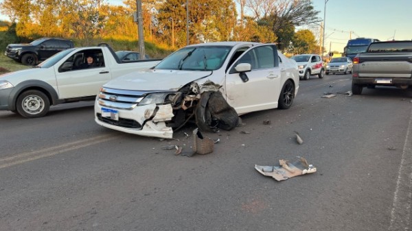 Carro invade pista contrária e atinge dois carros