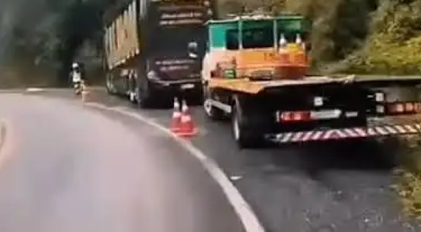 Ônibus do Musical Calmon se envolve em acidente na Serra de Monte Castelo