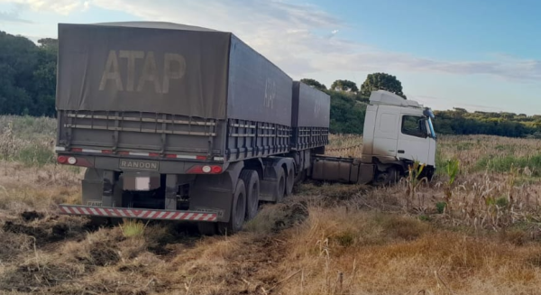 Caminhão sai da pista na SC-161 e motorista é levado ao hospital