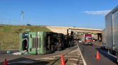 Caminhão tomba no Trevo Cataratas em Cascavel