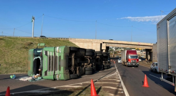 Caminhão tomba no Trevo Cataratas em Cascavel