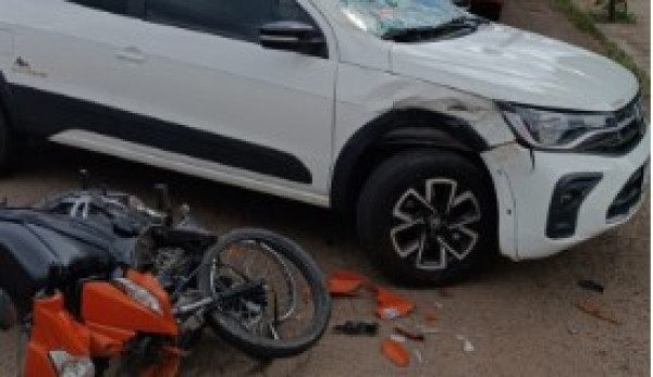 Motociclista fica ferido em colisão com carro