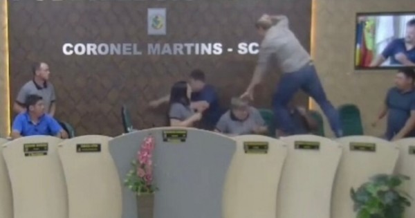 Vereador que correu atrás de colega durante sessão na Câmara admite forte emoção: 'Não pude aceitar calado'