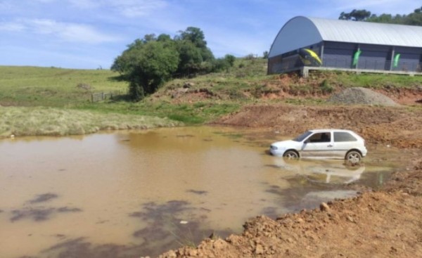 Motorista embriagado cai em açude, causa tumulto em rodeio e ameaça policiais no RS