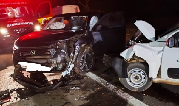 Carros batem de frente em trecho da BR-282 em Vargeão