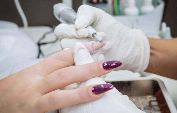 Esmaltes tóxicos: Anvisa proíbe unhas de gel que causam câncer e infertilidade