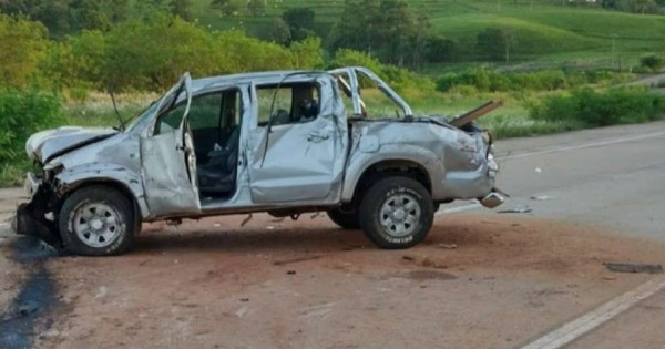 Caminhonete capota e derrama óleo sobre a pista na BR 163