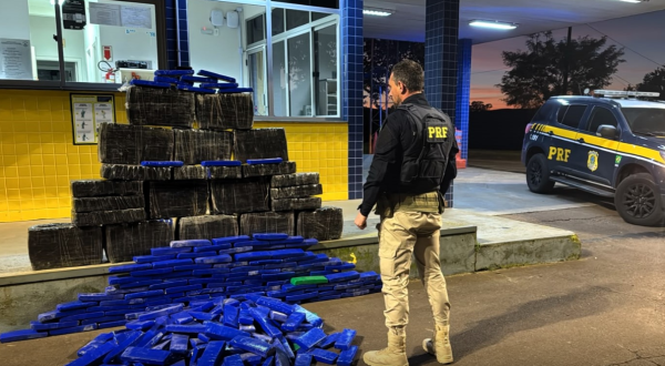 PRF apreende 300 quilos de maconha em carro roubado e prende motorista