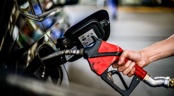 Petrobras reduz preço da gasolina pela primeira vez no ano a partir de quarta-feira