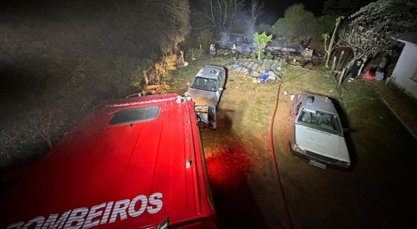 Incêndio destrói residência de madeira unifamiliar