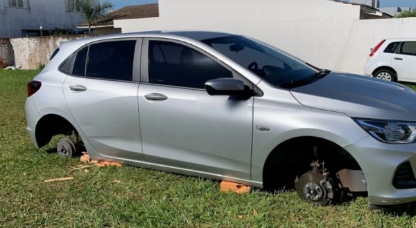 Bandidos furtam rodas de carro e as substituem por tijolos em Cascavel