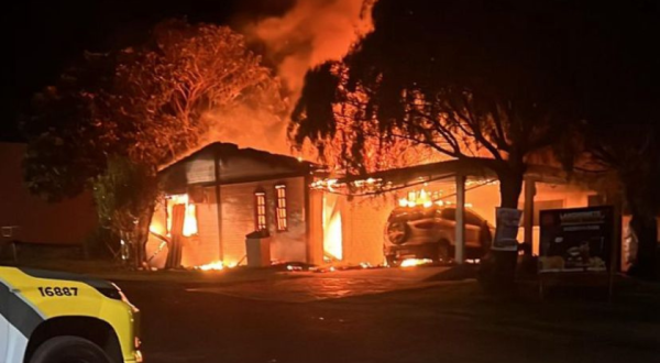Incêndio criminoso destrói residência na noite desta segunda-feira (10)