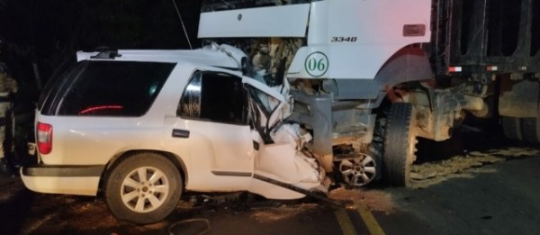 Homem morre após colidir carro em caminhão no Oeste de SC