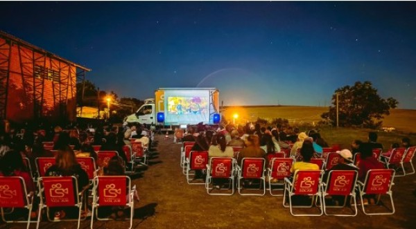 Cinema gratuito ao ar livre chega a cidades do Oeste com telão movido a energia solar