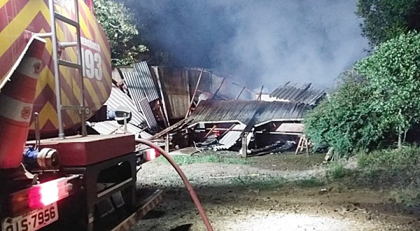 Incêndio destrói residência na Linha Aurora