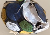 Cocaína escondida dentro de bola de futebol é encontrada no telhado de residência