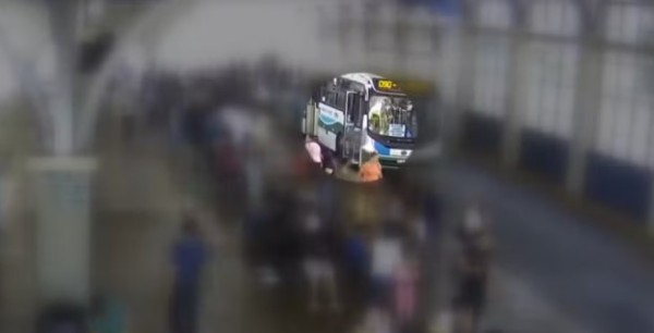 Homem aproveita aglomeração em ônibus para importunar mulher sexualmente