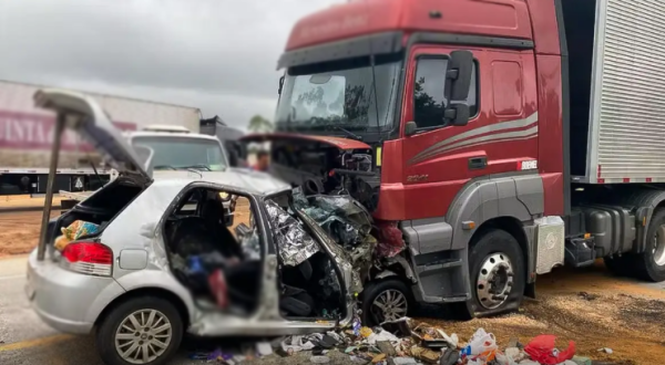 Seis pessoas da mesma família morrem em grave acidente na BR-251