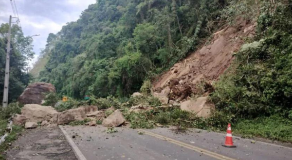 Rodovia do Paraná é totalmente interditada após deslizamento de rochas