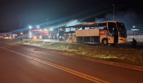 Ônibus que transportava mais de 40 passageiros é destruído por incêndio em Chapecó