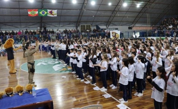 Mais de 400 crianças dizem não às drogas e à violência durante formatura do PROERD