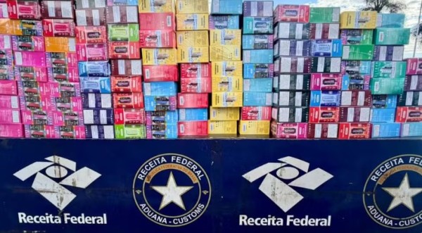 Motorista foge e abandona caminhão com 10 mil cigarros eletrônicos escondidos em fundo falso