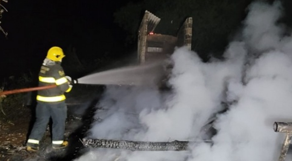 Residência é destruída por incêndio no Oeste