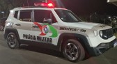 Homem morre após ser baleado dentro de carro