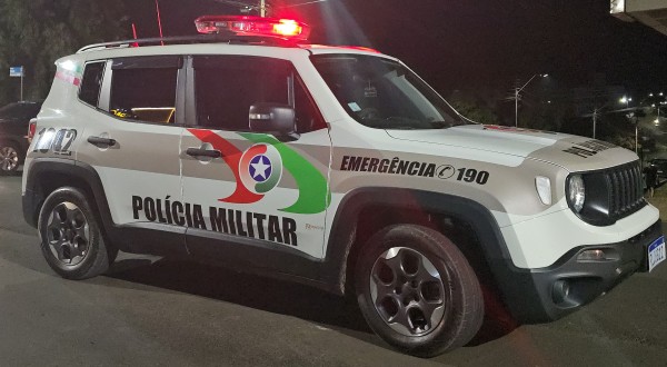 Homem morre após ser baleado dentro de carro