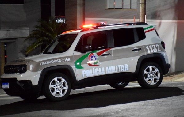 Homem é preso por furtar chave de revenda de carro