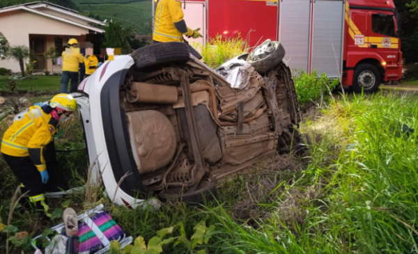 Jovem de 20 anos morre após carro sair da pista e bater contra ponto de ônibus