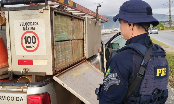 PRF localiza grande quantidade de maconha em veículos adesivados de companhia elétrica paranaense na BR-101