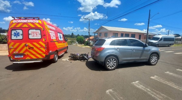 Duas mulheres ficam feridas em colisão entre moto e Mitsubishi no Centro