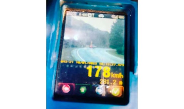 Condutor é flagrado dirigindo carro a mais de 175 Km/h na SC-415