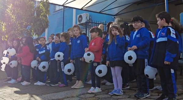 Alunos do Colégio Tia Jô realizam homenagem ao dia dos pais
