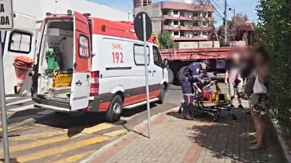 Colisão entre caminhonete e motocicleta deixa jovem ferido