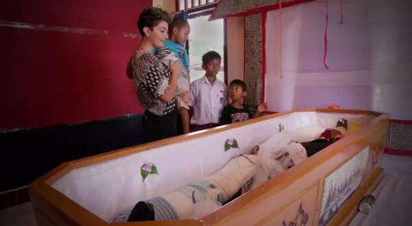 Moradores da Indonésia vivem com parentes mortos dentro de casa