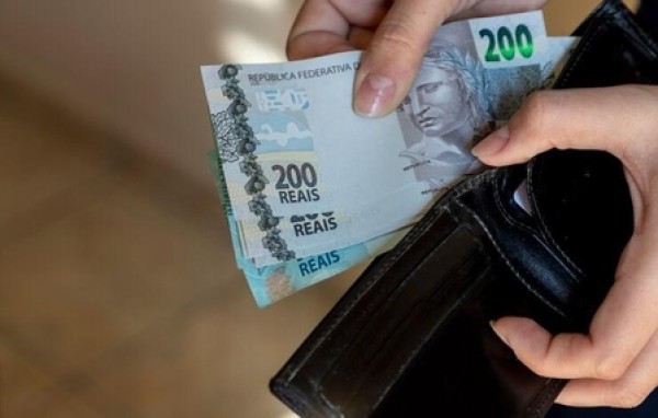 Mulher afirma ter recebido nota falsa de R$ 200 em agência bancária
