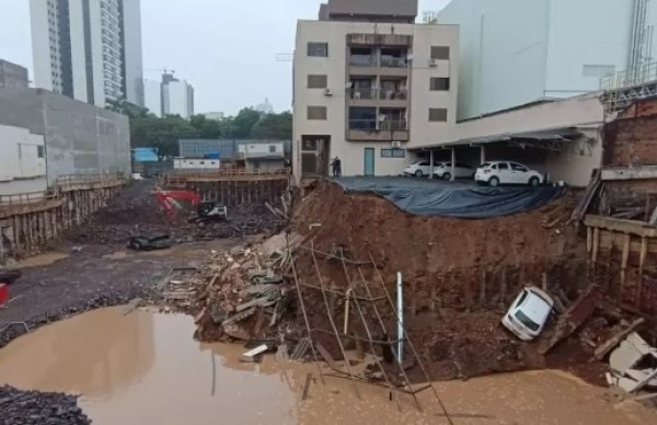 Moradores ouvem estrondo e garagem de prédio desmorona em Chapecó